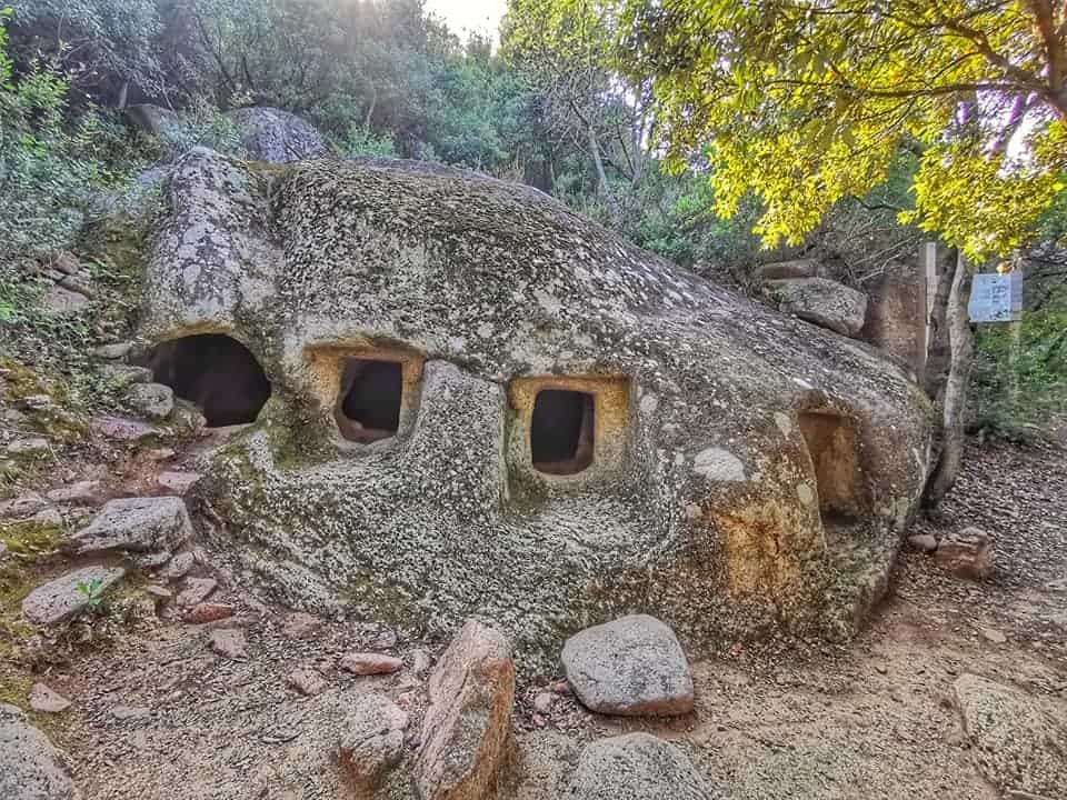 Sardegna Archeologica: Itinerari tra Nuraghi, Tombe dei Giganti e Città Perdute