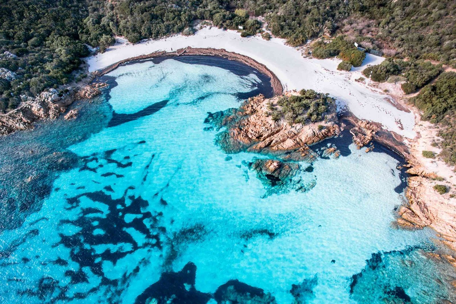 Scoprire la bellezza unica della Sardegna appena sbarcati