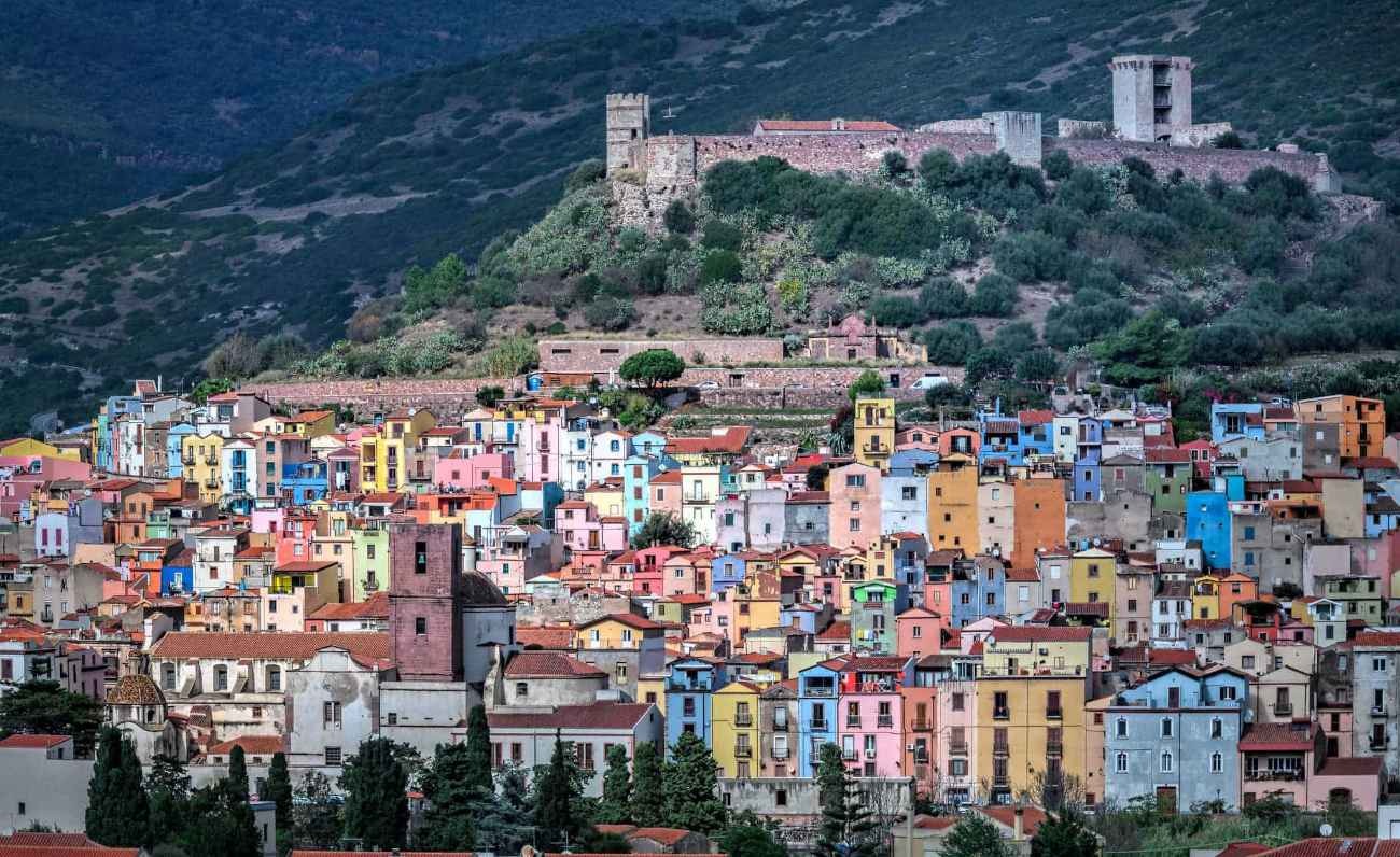 Bosa: Il Borgo Colorato sul Fiume Temo tra Storia, Arte e Sapori
