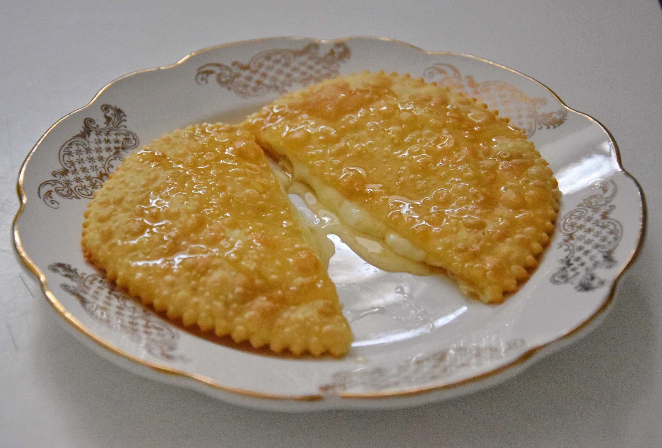 Seadas: il dolce simbolo della Sardegna tra storia, ricetta e abbinamenti