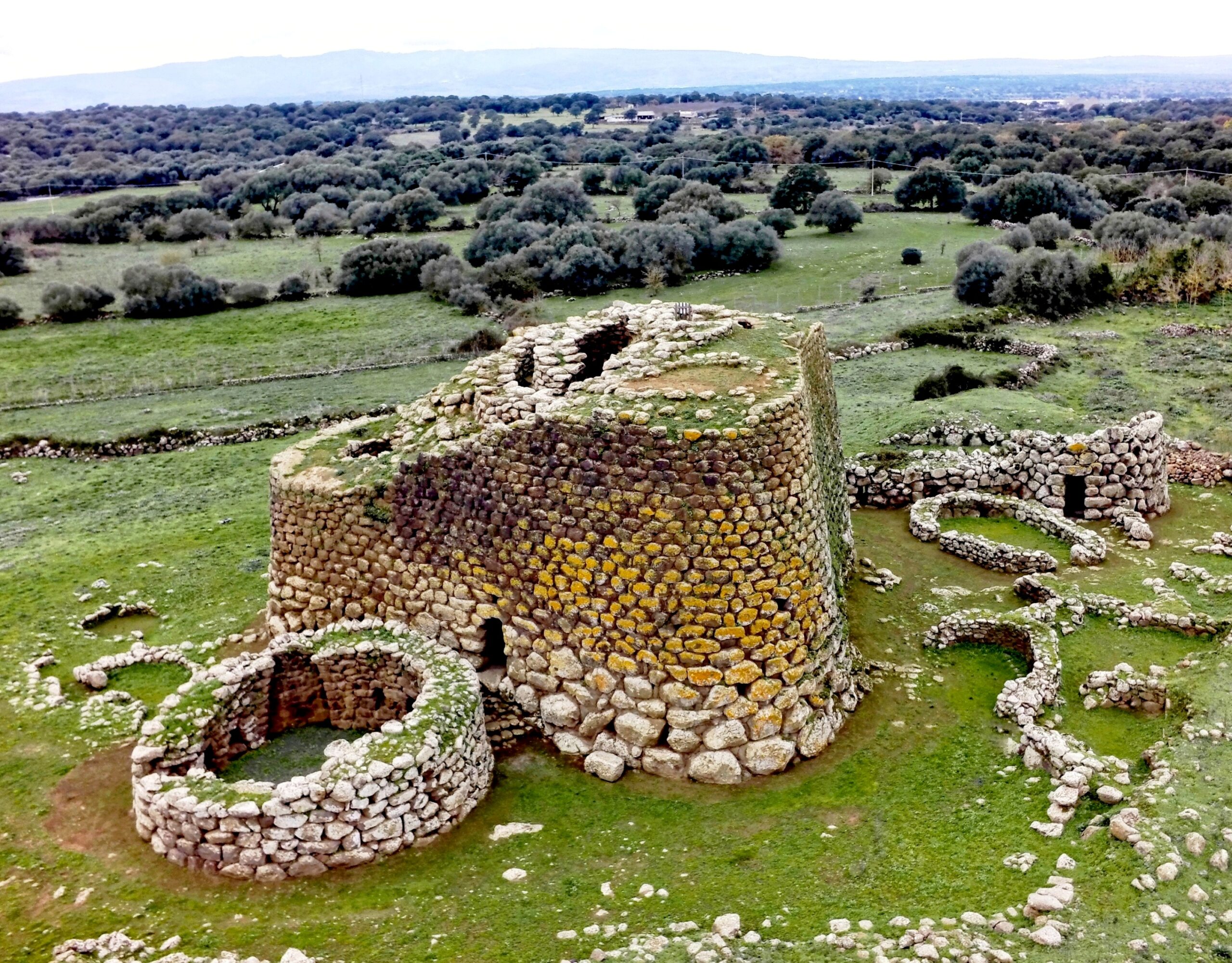 La Sardegna dei nuraghi a cielo aperto: 3 siti meno famosi ma perfetti ad aprile