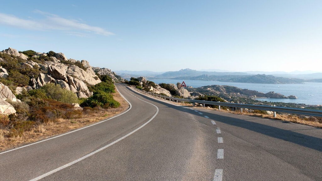 Come Muoversi in Sardegna: Noleggio Auto, Traghetti e Mezzi Pubblici