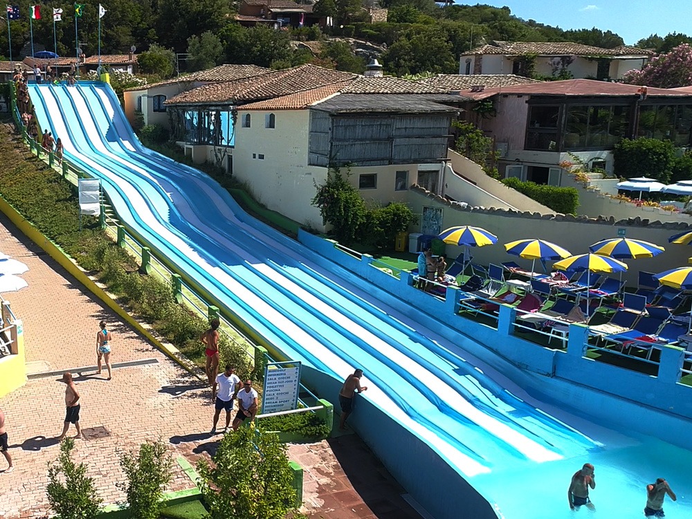 Parchi Acquatici in Sardegna: Dove Divertirsi tra Scivoli e Piscine