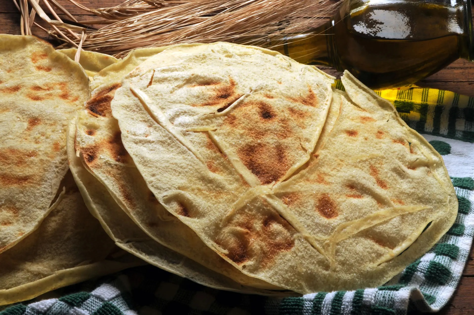 Pane Carasau: Storia, Tradizione e Abbinamenti del “Pane dei Pastori” Sardo