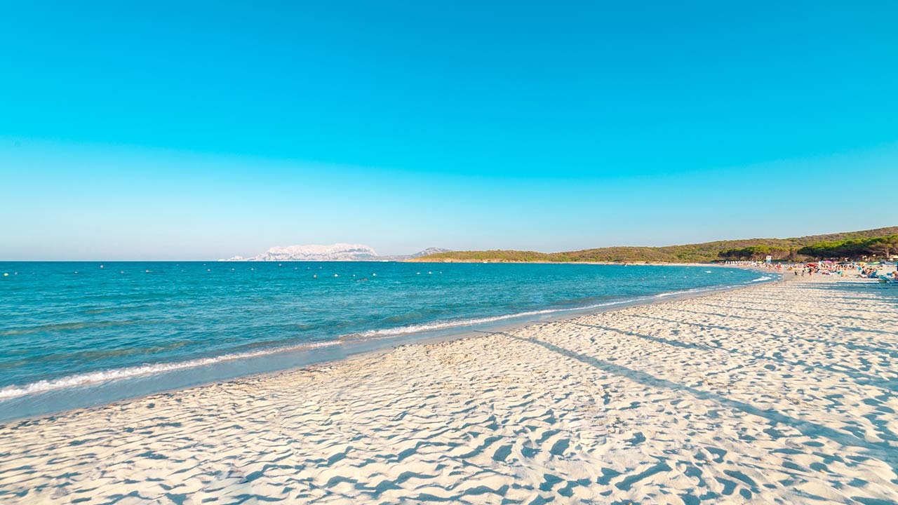 La Sardegna si prepara all’estate 2026: via libera alla stagione balneare tra spiagge da sogno, regole e novità