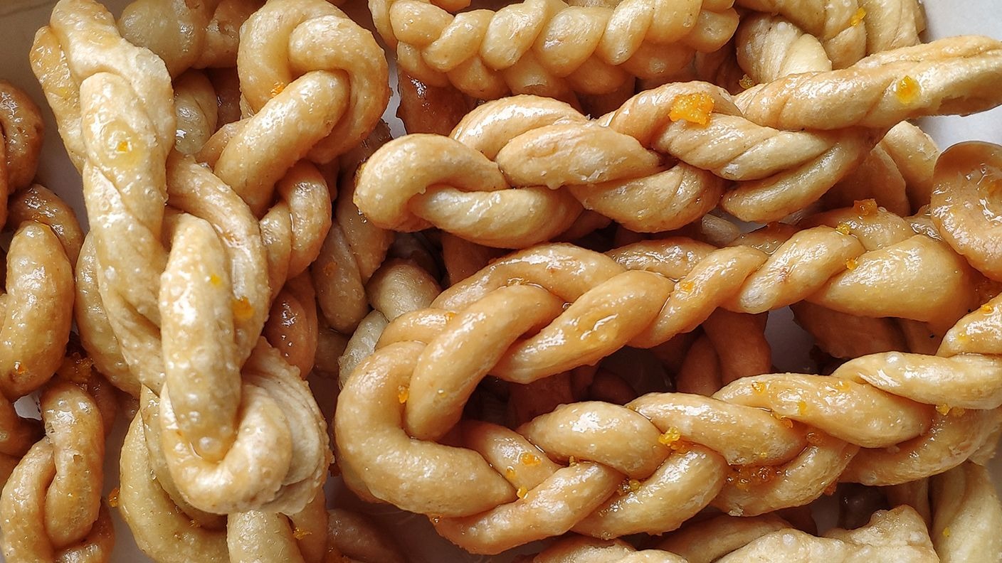 Acciuleddi: le trecce dolci del Carnevale tra riti di primavera e fili della vita