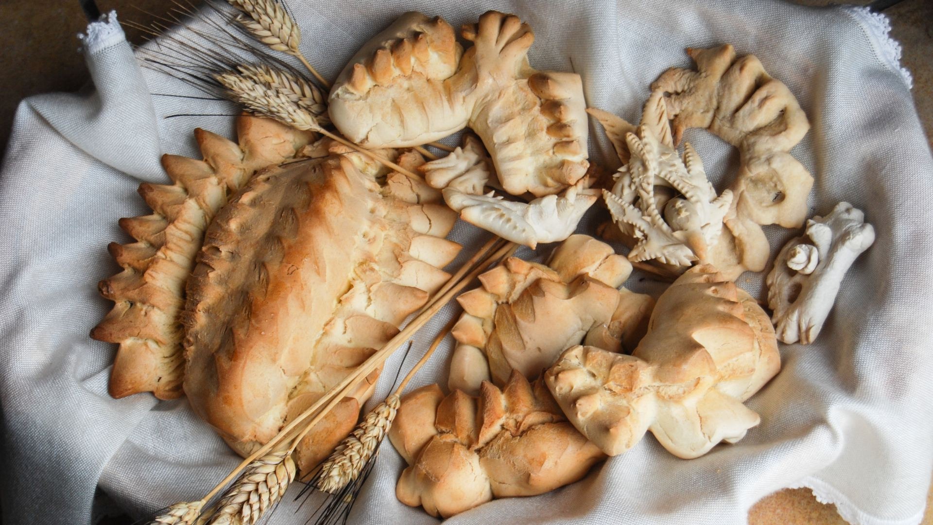 L’Anima della Sardegna Impastata: Viaggio tra i Pani, i Riti e i Simboli dell’Isola