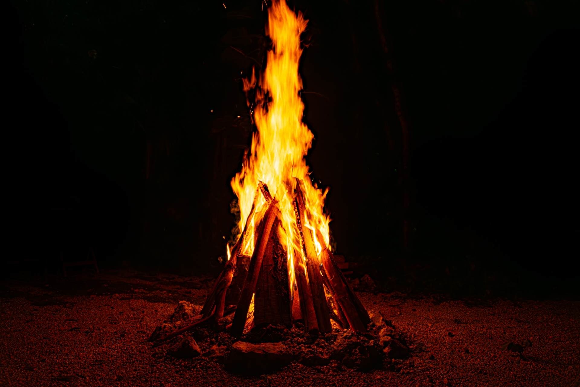 Fuoco Purificatore: il Rito dei Falò Tradizionali in Sardegna, tra Sacro e Pagano