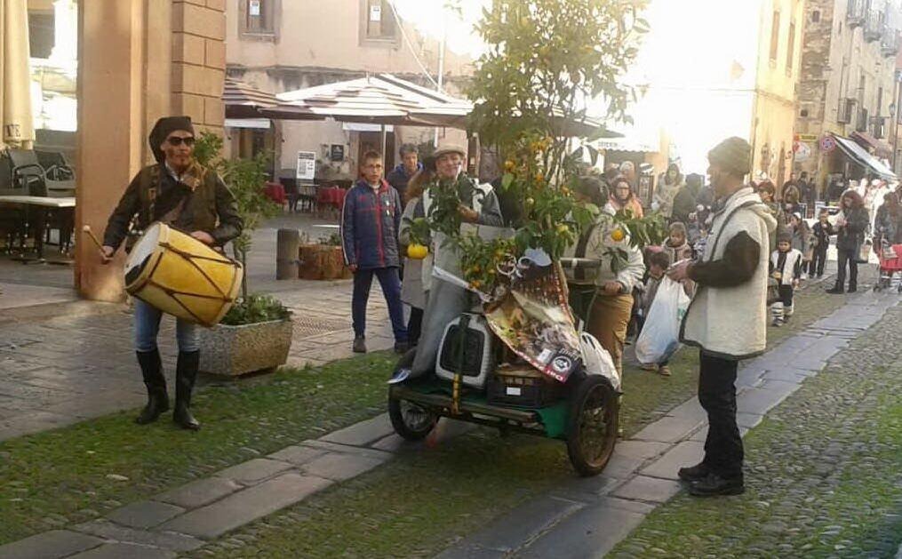 Il Carnevale di Bosa: le sfilate degli ‘Attittidu’ e il lamento in dialetto