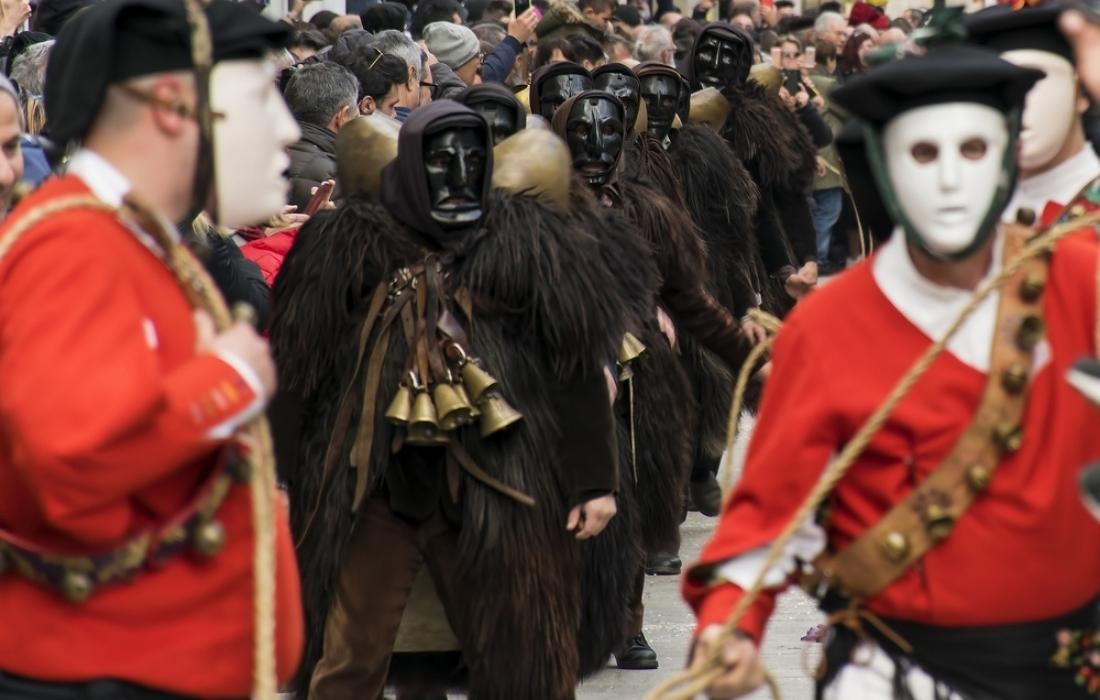 Mamuthones e Issohadores: il linguaggio ancestrale delle maschere di Mamoiada