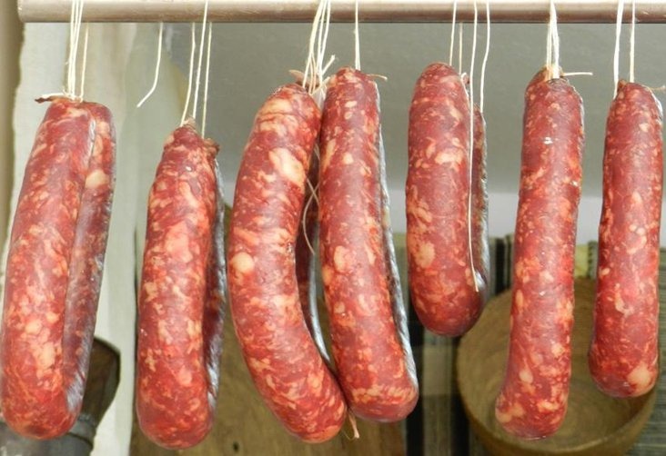 La “S’Ochera”: l’Arte Antica della Lavorazione del Maiale in Sardegna tra Rito, Rispetto e Sapore