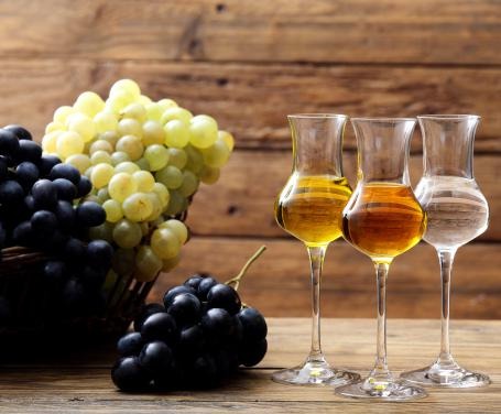 Filu ‘e Ferru o Abba Ardente: Storia, Leggende e Segreti dell’Acquavite che Scalda il Cuore della Sardegna