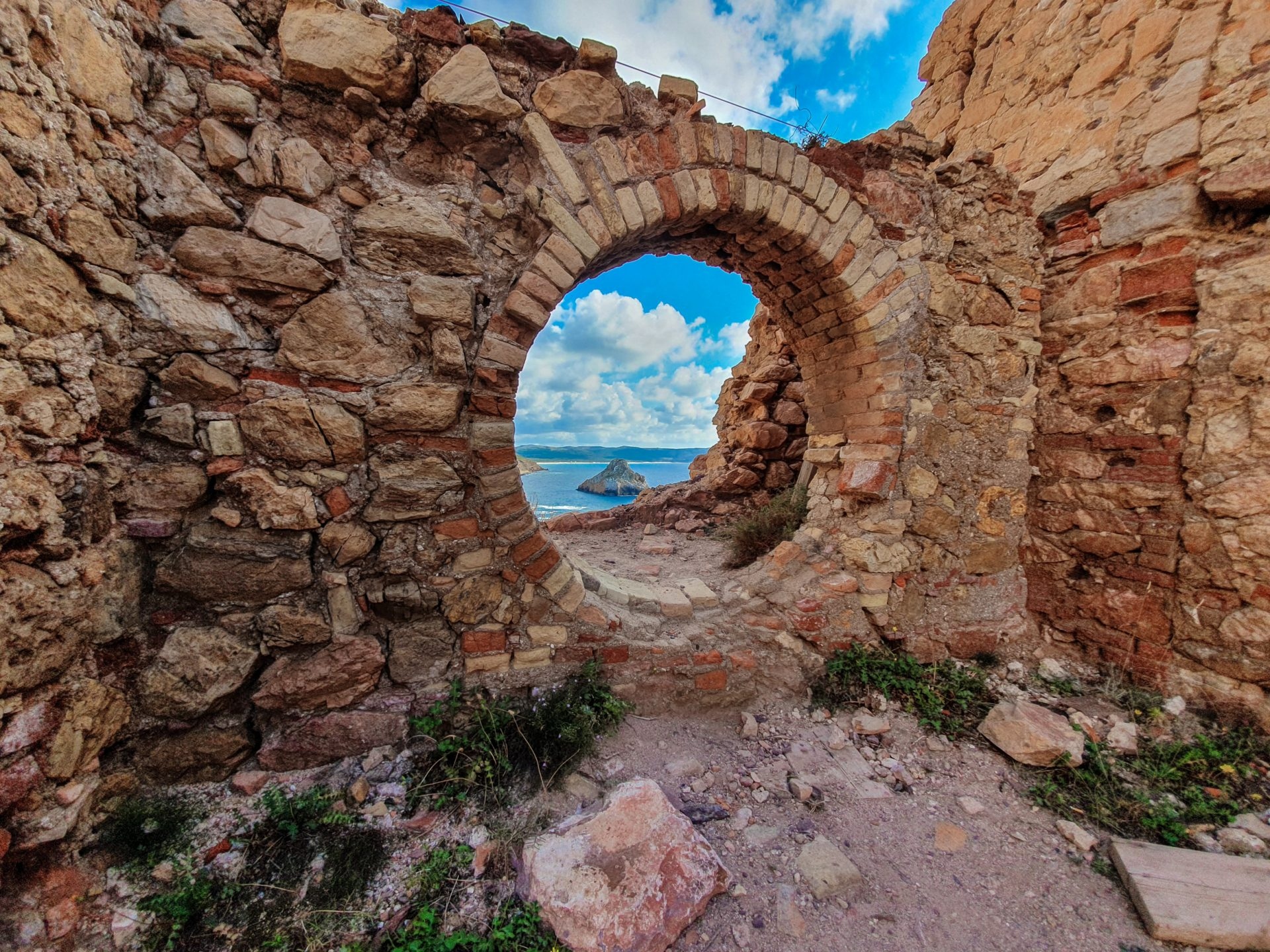 Aprile nel Sulcis: tra canyon segreti, il Gutturu Pala e il profumo del mirto in fiore