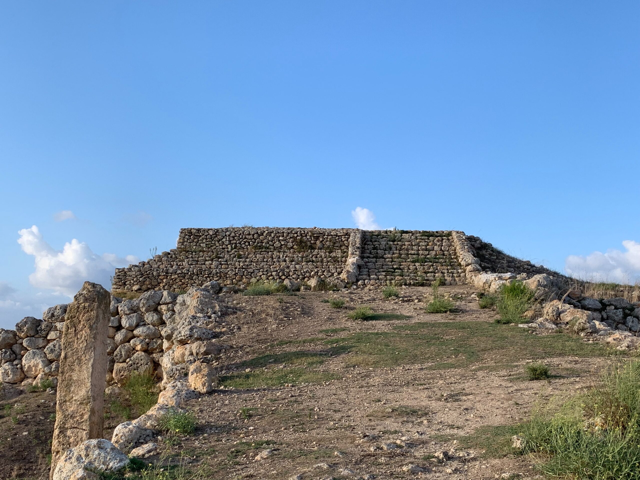 Monte d’Accoddi: lo Ziggurat sardo che sfida il tempo e l’archeologia