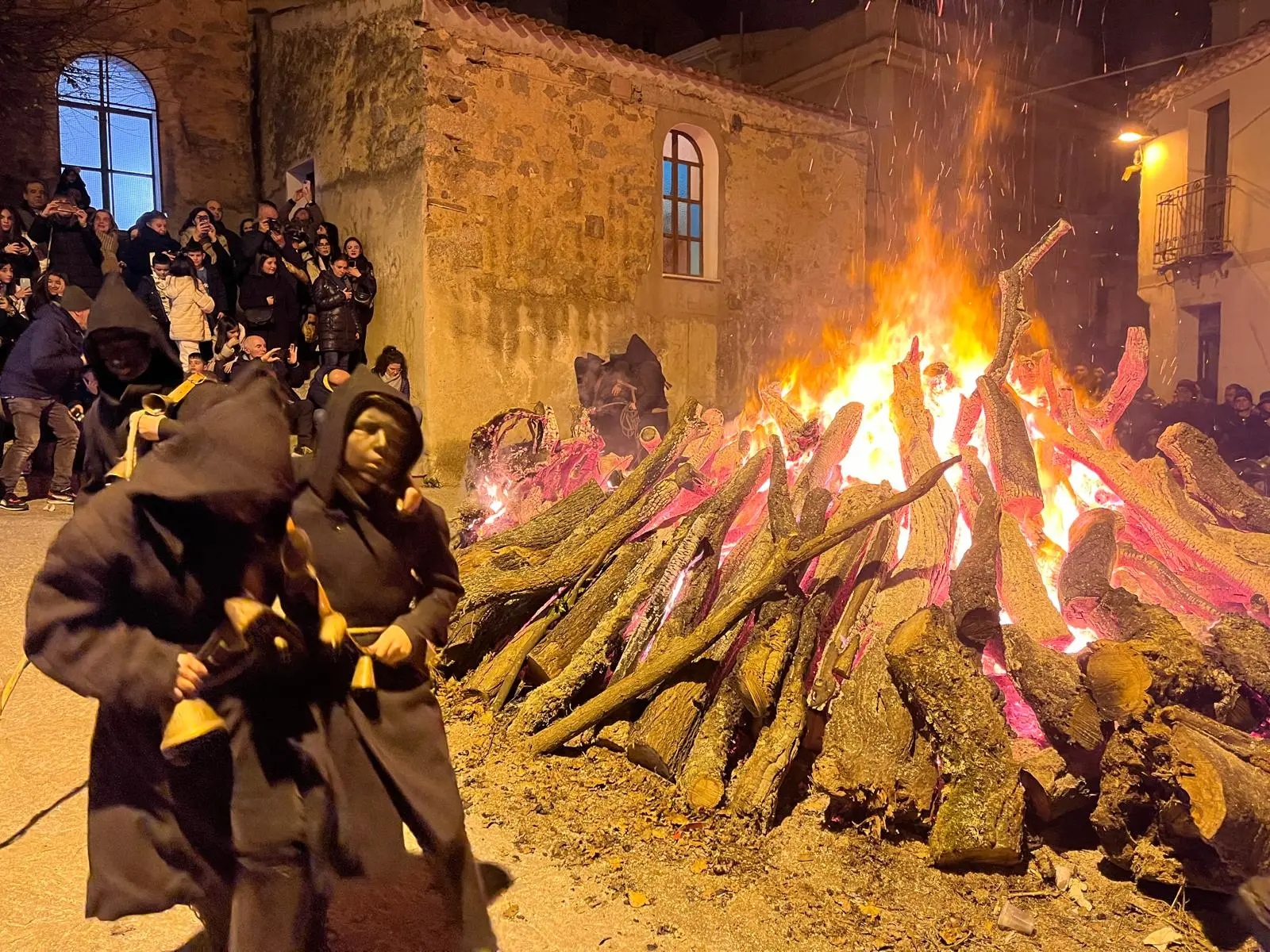 La notte più magica dell’anno: il solstizio d’estate in Sardegna tra fuochi, erbe e riti millenari