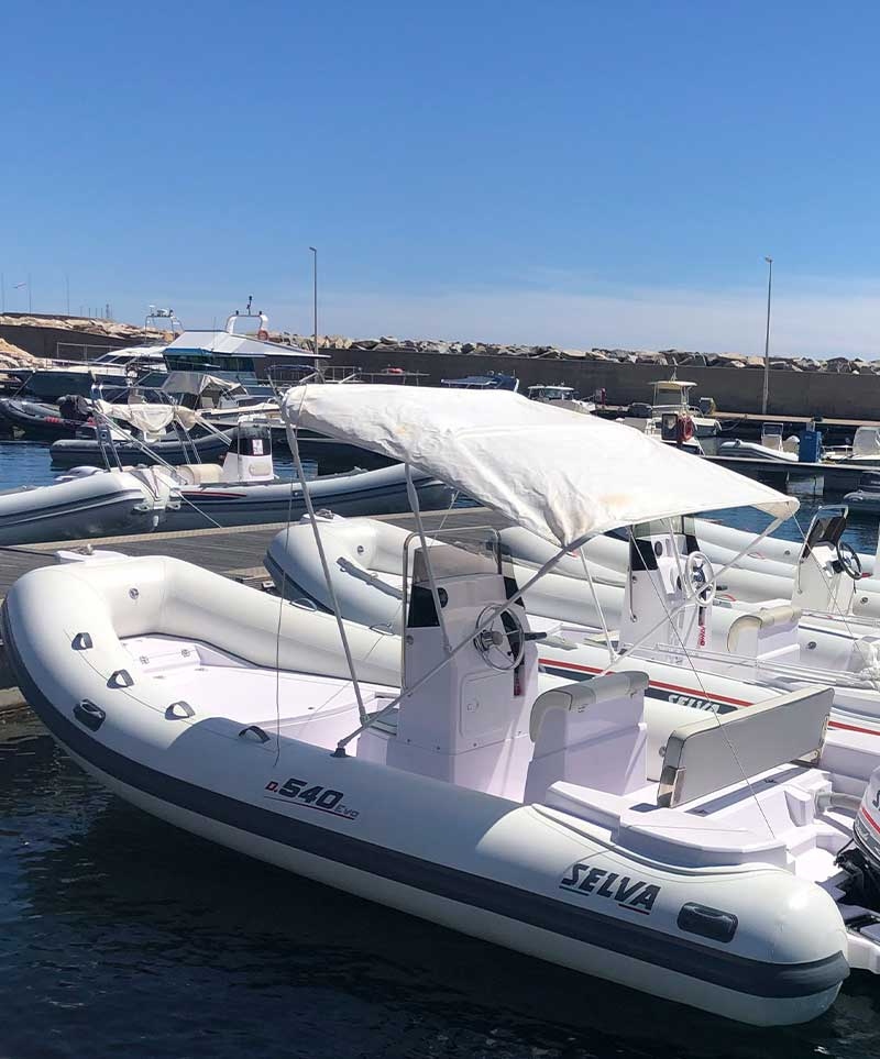 Noleggiare un gommone in Sardegna: guida pratica e consigli utili